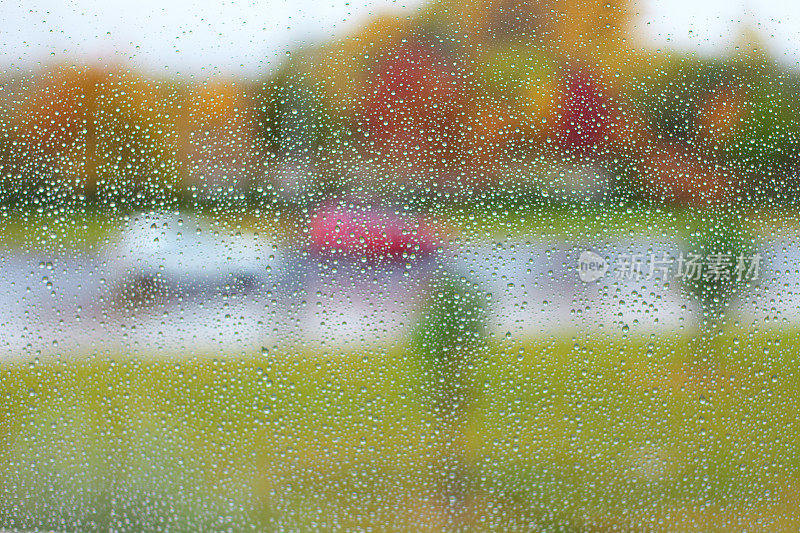水珠落在窗户上，秋天