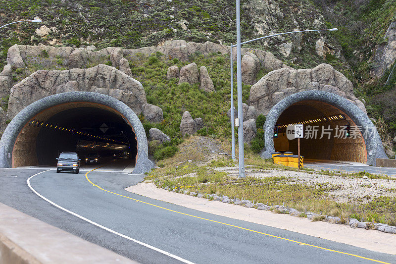 旧金山和半月湾之间著名的一号公路隧道