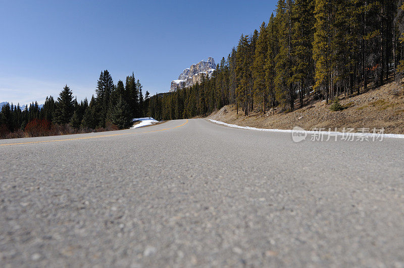 低角度的道路通过山脉和森林