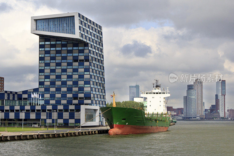 船在码头和城市景观，鹿特丹