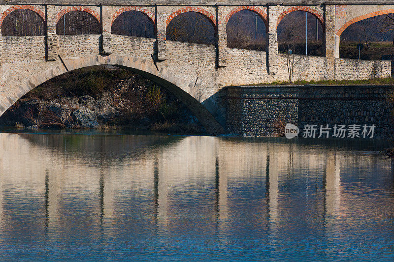 罗马桥，巴纳斯科，倒影在塔纳罗河的水面上