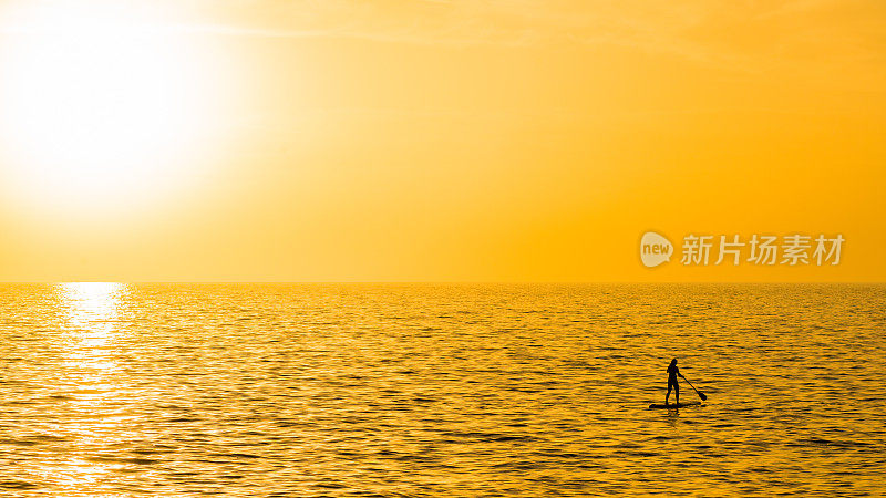 女人享受paddleboarding