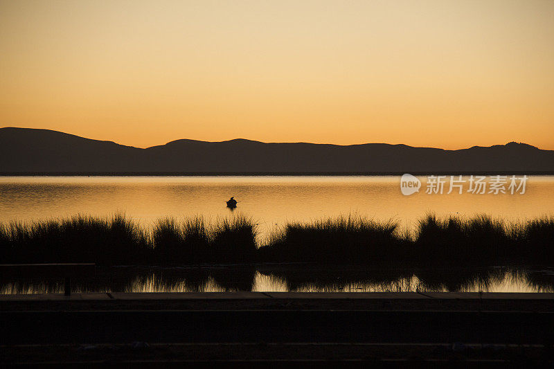 日落时分的喀喀湖