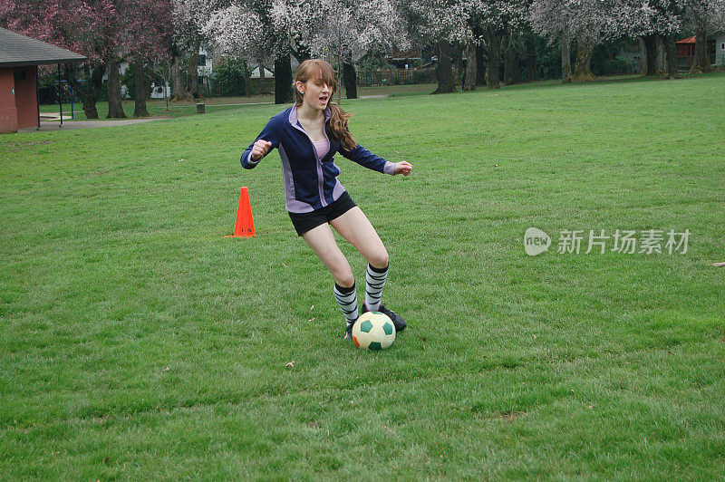女孩玩足球