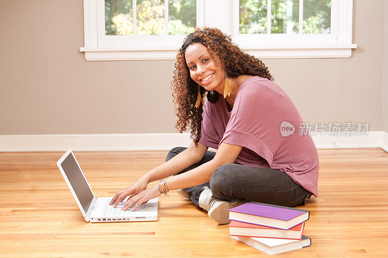 非洲裔妇女在大学宿舍使用笔记本电脑