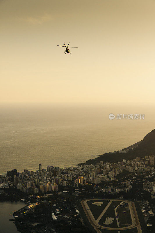 一架直升飞机飞过巴西的里约热内卢