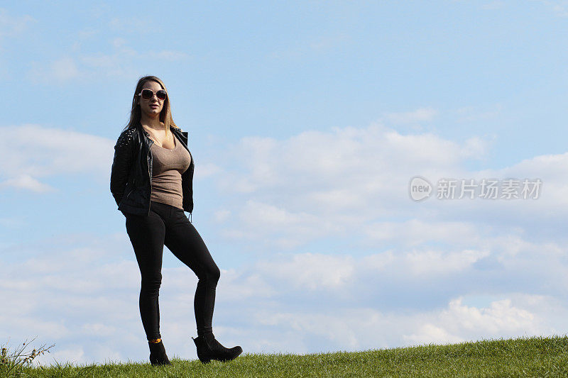 身材匀称的女人站在室外的天空波兰女孩