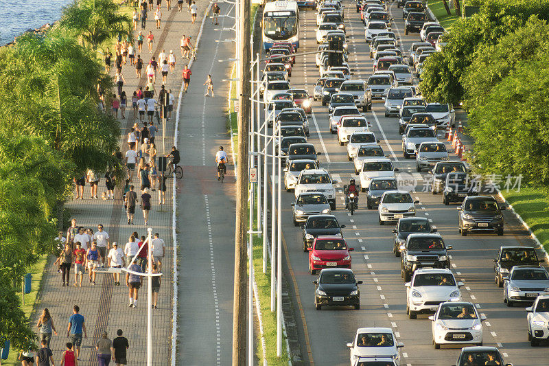 慢跑，骑自行车和大街上的汽车