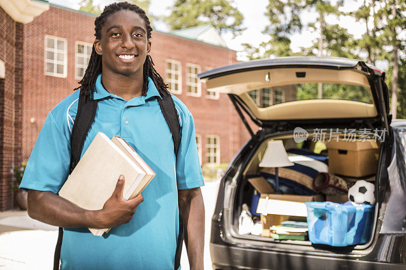 一个非洲裔男孩搬进了大学宿舍。