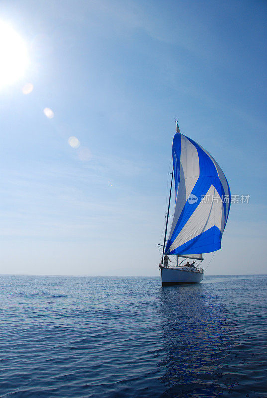 用白色和蓝色的三角帆航行