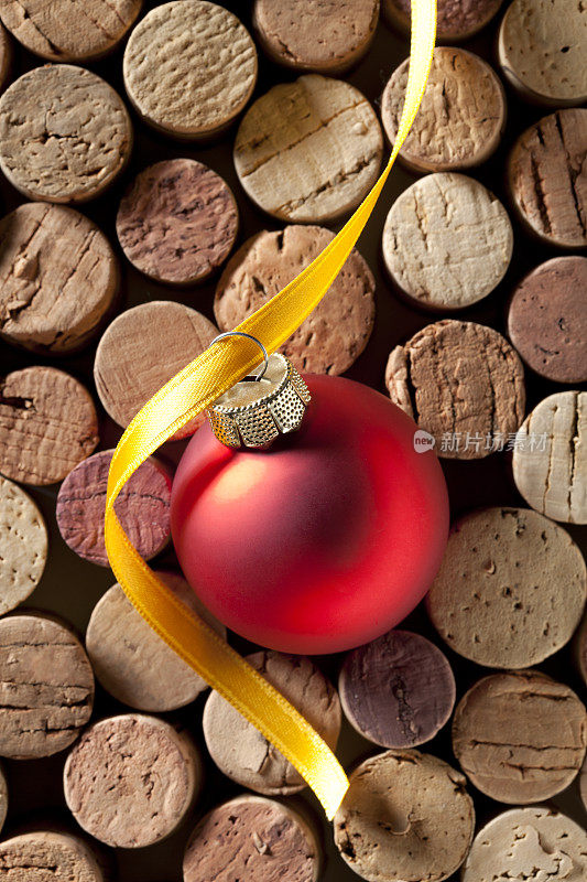 葡萄酒软木塞与圣诞球