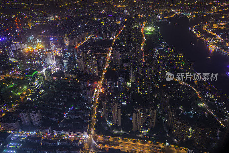 中国上海未来霓虹夜景摩天大楼鸟瞰图