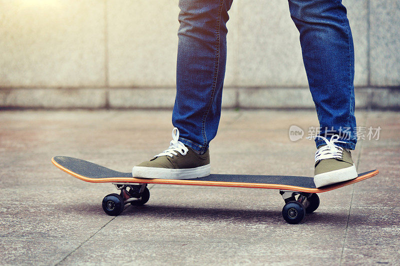 在城市里玩滑板的人