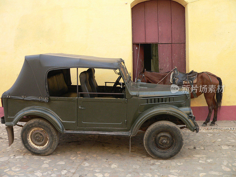 古巴特立尼达的老式俄罗斯吉普车和马