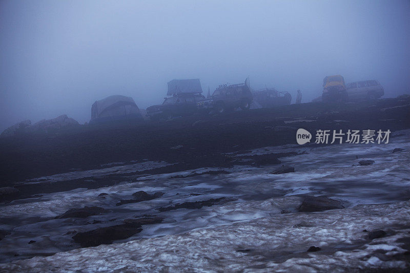 营地和吉普车在大约14000英尺的云层中