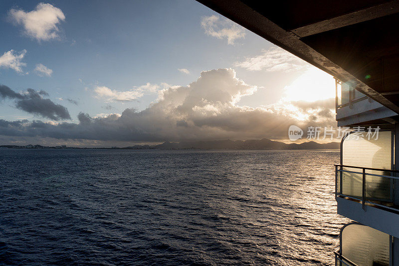 奶油多云的加勒比海海面上的日落