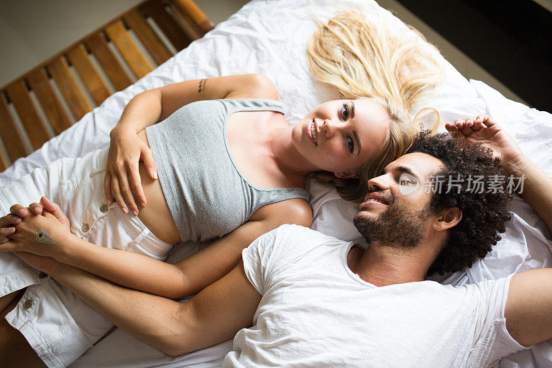 微笑的女人躺在旁边睡觉的男朋友