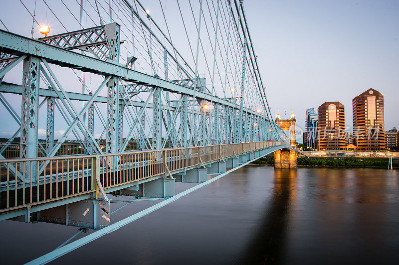 黄昏时分的一座悬索桥，横跨俄亥俄河