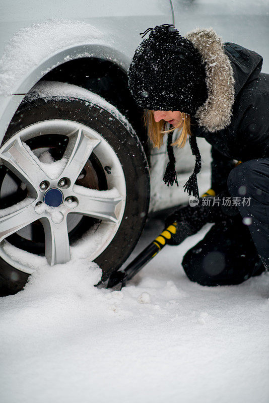 汽车下了雪