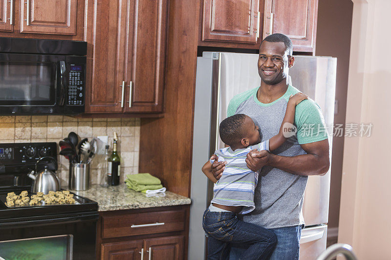 非裔美国人父亲和儿子在厨房玩耍