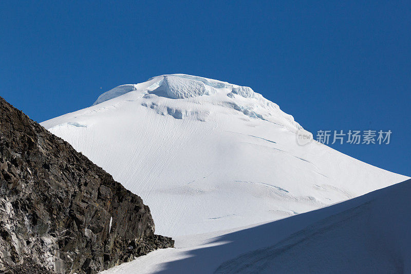 白雪皑皑的山峰与湛蓝的天空相映成趣