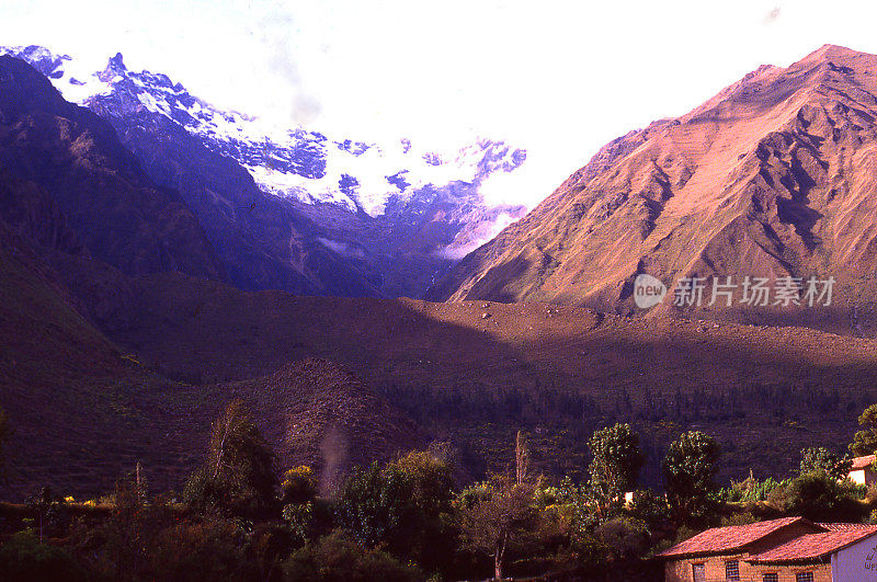 清晨的阳光照在南美洲秘鲁库斯科附近安第斯山脉的村庄