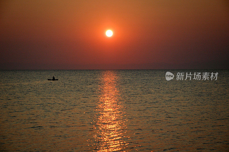 日落与独木舟在马拉维湖非洲