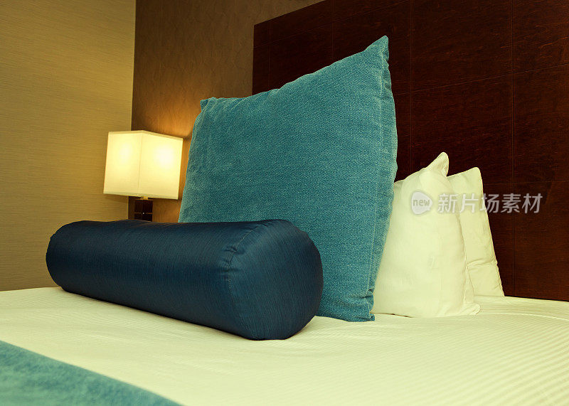 酒店卧室里的蓝色枕头