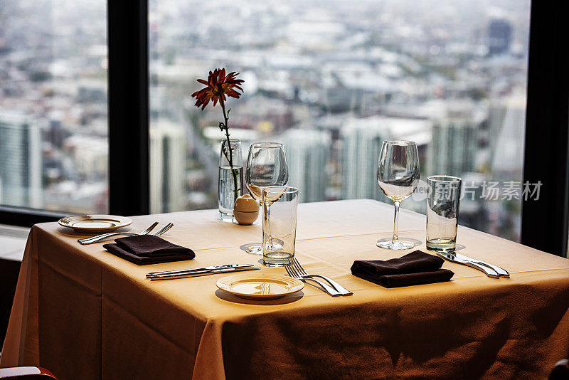 双人餐桌，可以看到摩天大楼
