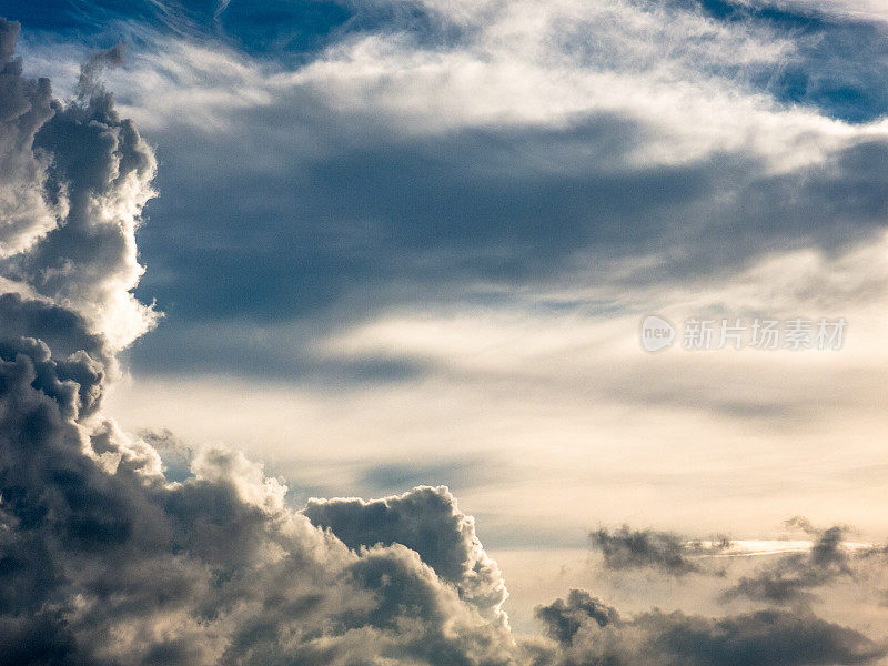 云类型学:夏季季候风雷暴期间阴沉天空中的积云。