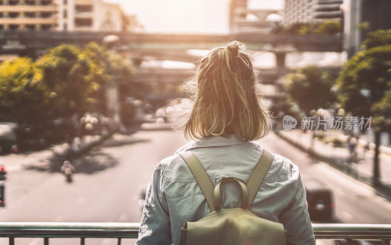 年轻女子探索曼谷的街道