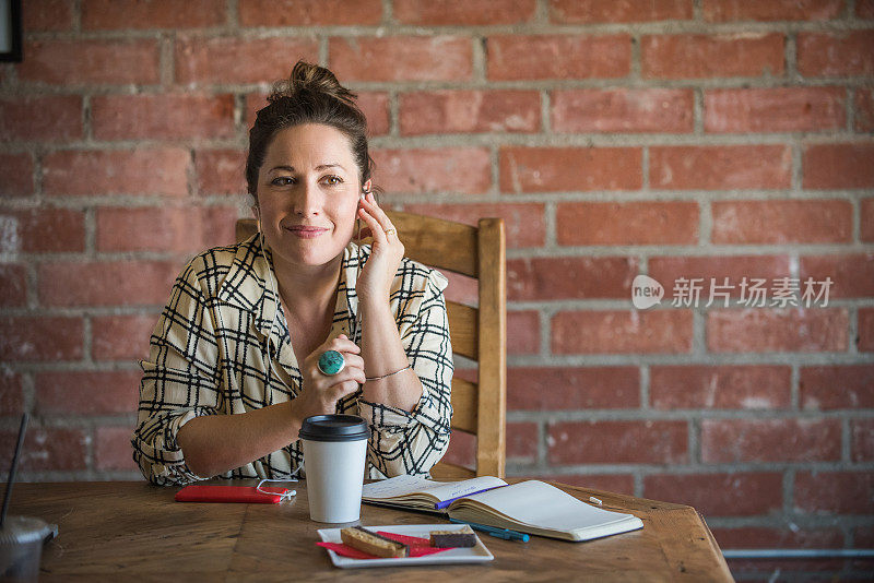 年轻女子在咖啡馆听播客