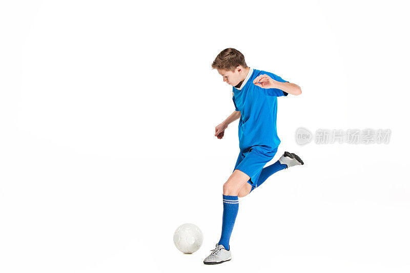 小男孩踢着足球飞踢