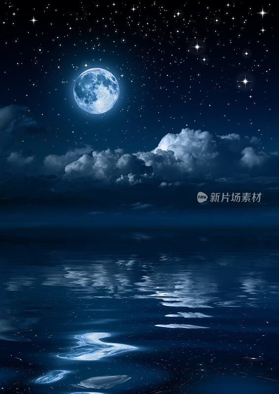 海上夜晚的月亮和云