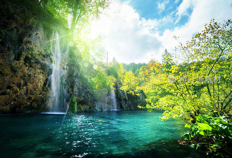 克罗地亚普利特维茨湖森林中的瀑布