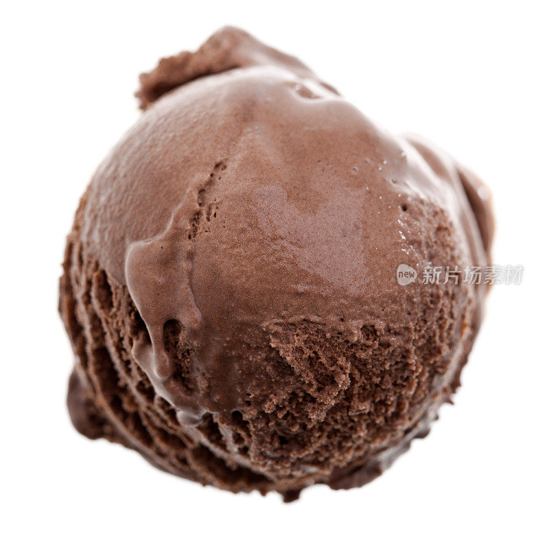 一勺黑巧克力冰淇淋孤立在白色背景上