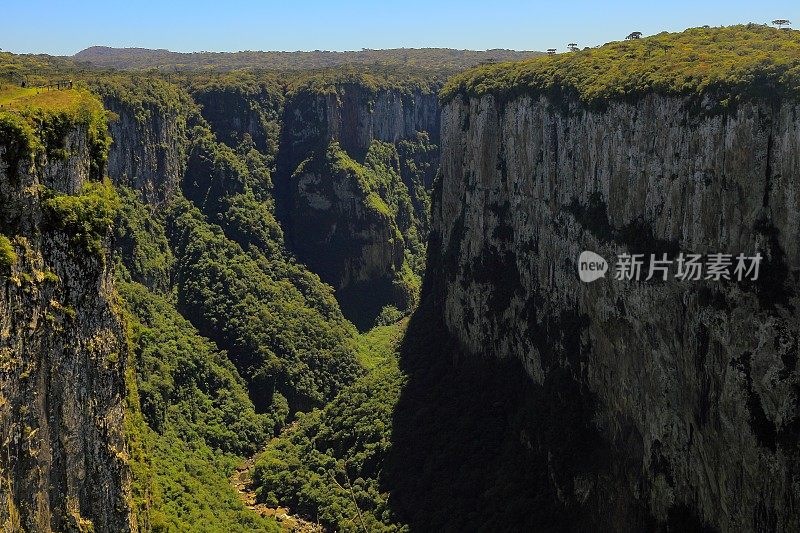 Itaimbezinho峡谷位于巴西南部的大南