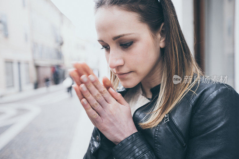 年轻女子正在暖手