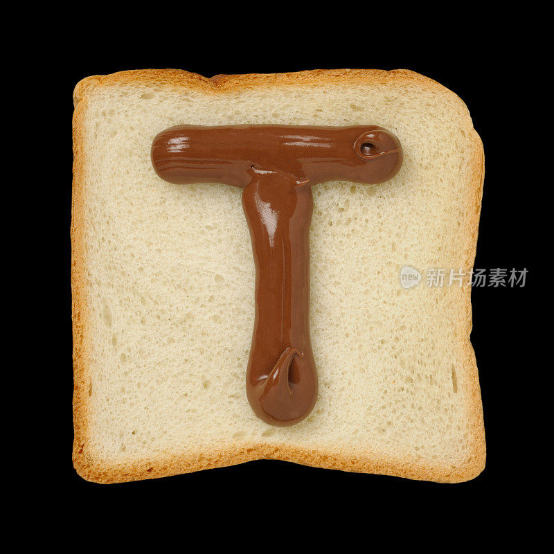 巧克力字母T在锡箔面包片，黑色背景