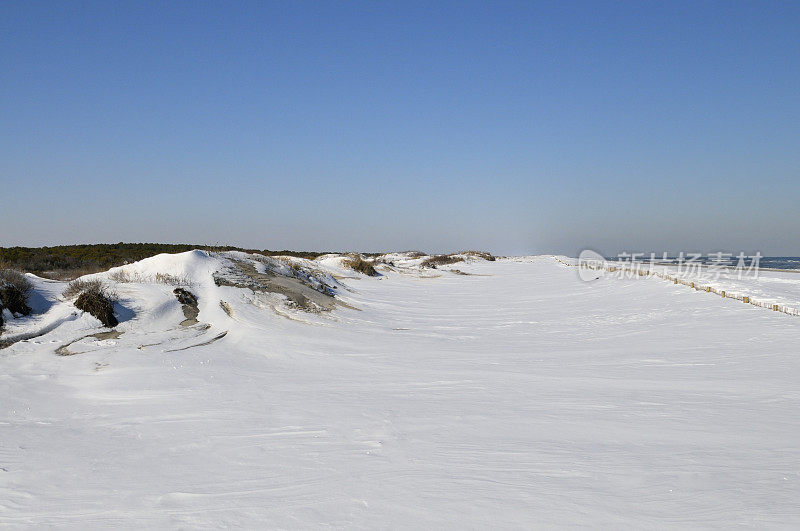 白雪覆盖的阿萨提格海滩