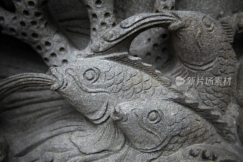 花岗岩雕塑中的鱼