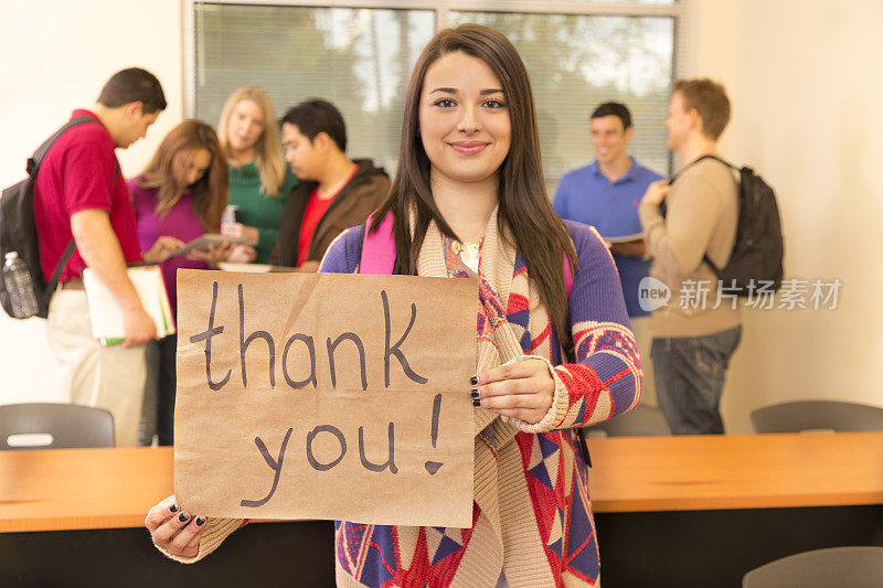 教育:拉丁大学生举着“谢谢”的牌子。