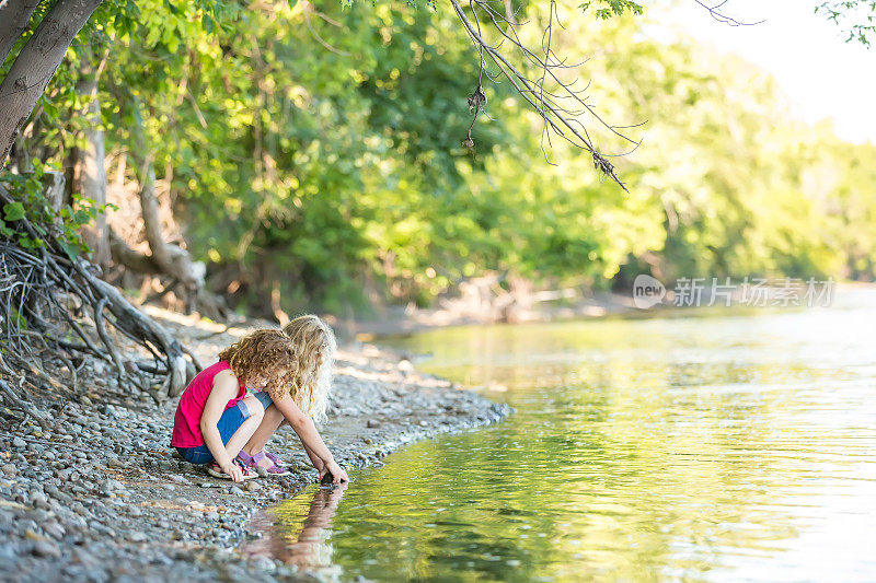 两个小女孩在河边玩耍