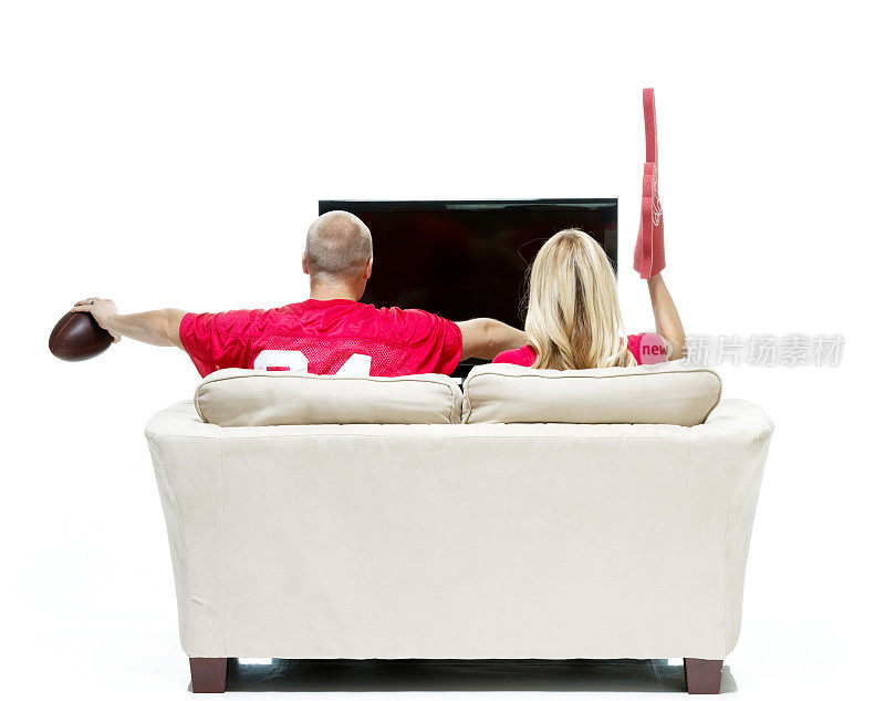 夫妻坐在沙发上看电视的后视图