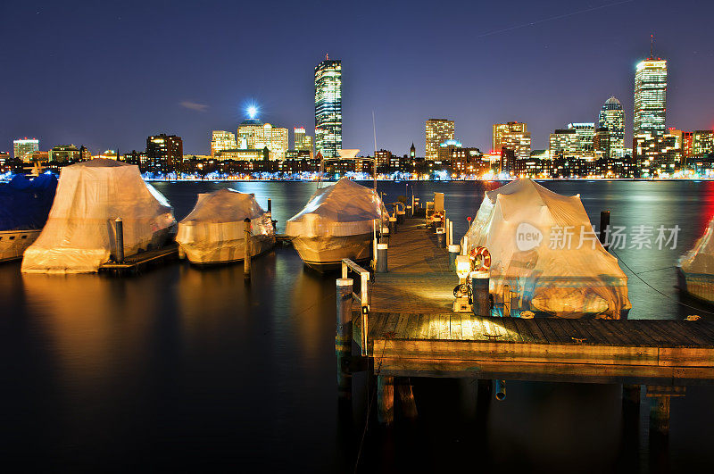 晚上波士顿查尔斯河上的船
