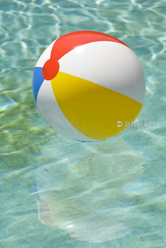 沙滩球漂浮在游泳池垂直