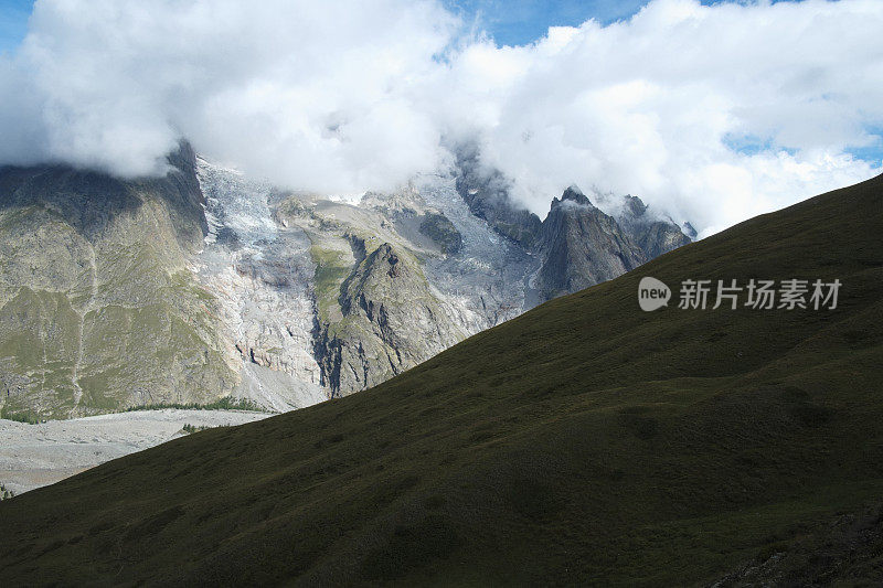 法国阿尔卑斯山的山脉景观