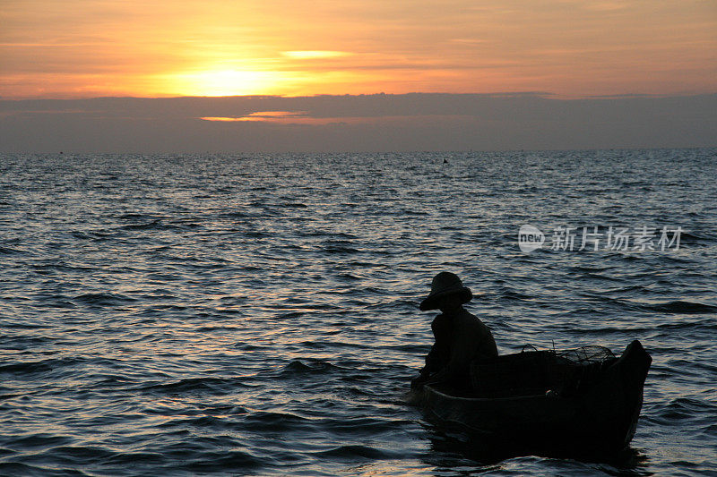 洞里萨湖上，夕阳下的柬埔寨渔民剪影
