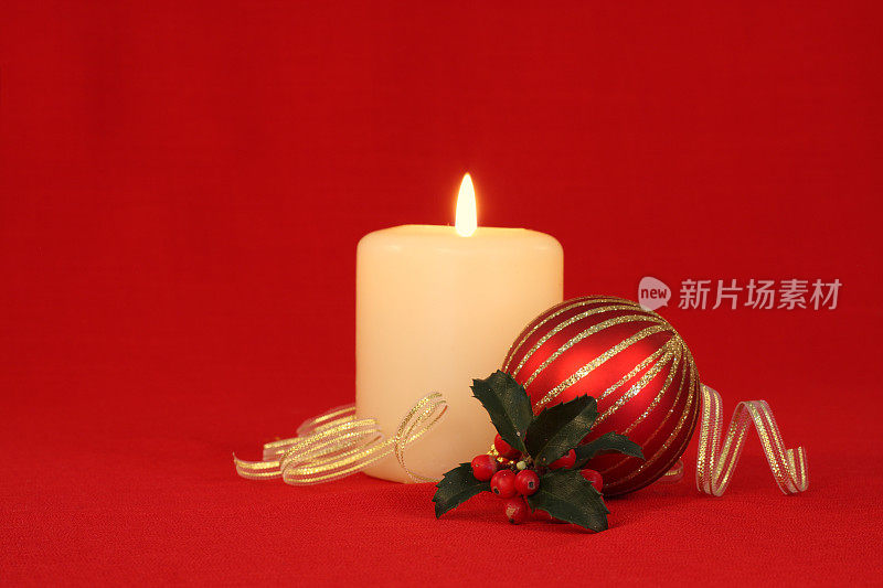 圣诞的闪光和白色的蜡烛孤立在红色