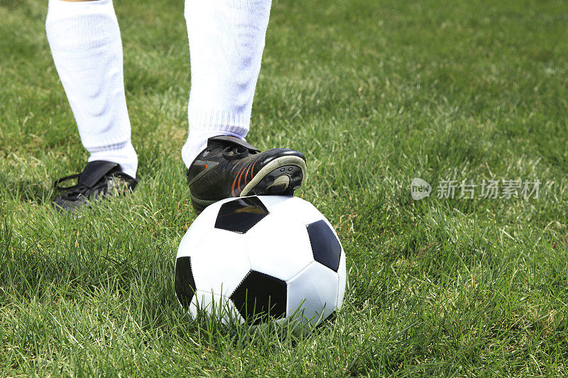 年轻女孩足球-鞋在球左边